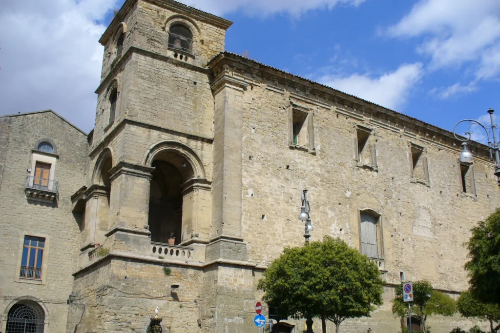 Nel cuore di Enna sorge la Chiesa di San Francesco d’Assisi, uno dei luoghi di culto più antichi e significativi della città.