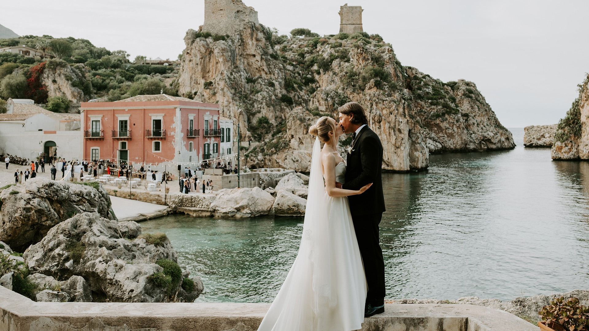 Sposi Sicilia offre una selezione esclusiva di atelier, fotografi, location e professionisti di prestigio per l'organizzazione del tuo matrimonio in Sicilia.