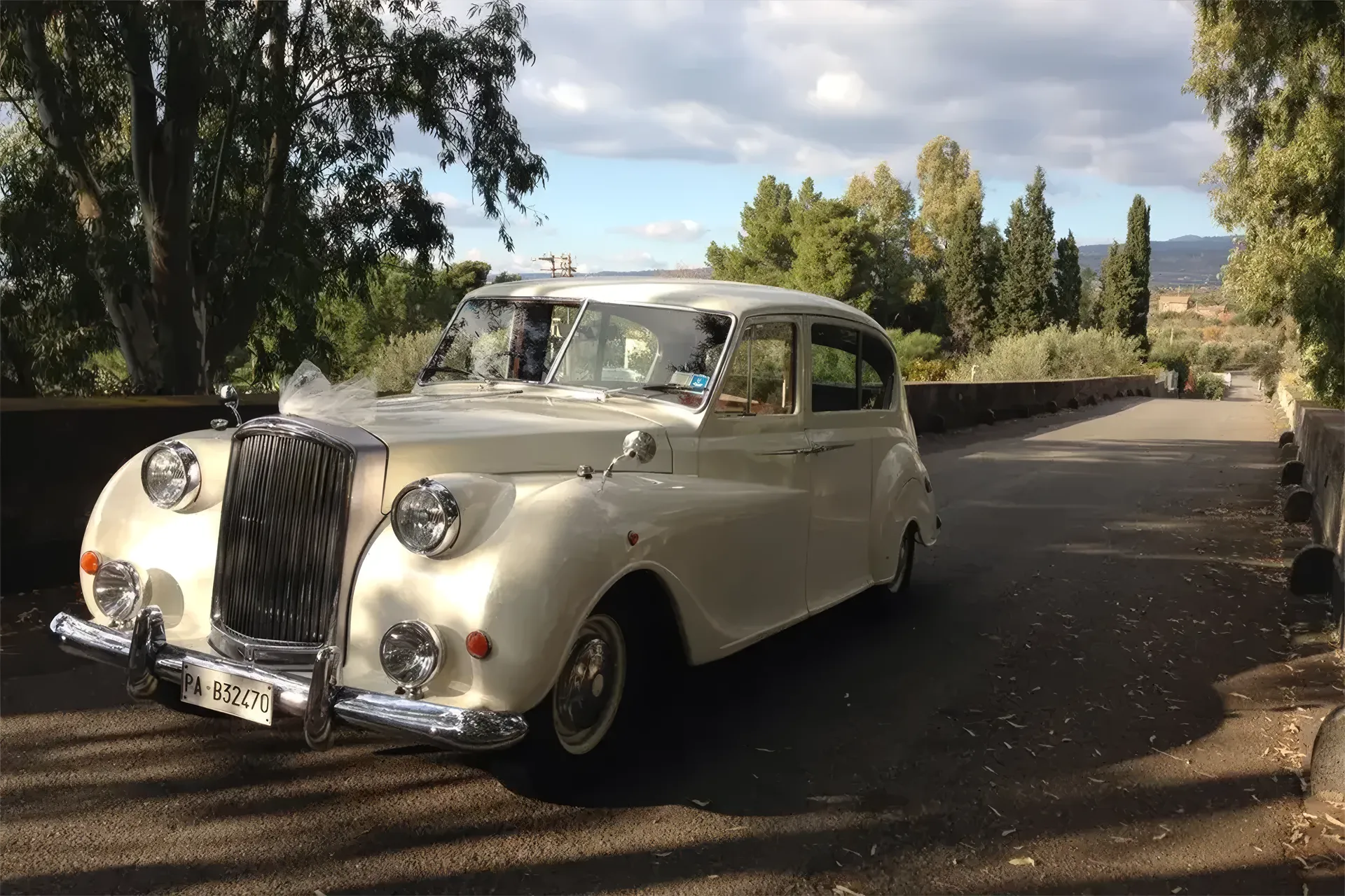 Nobil Car (CT) è il noleggio di auto d’epoca e di lusso per matrimoni capace di trasformare l'arrivo degli sposi in un momento di pura magia.