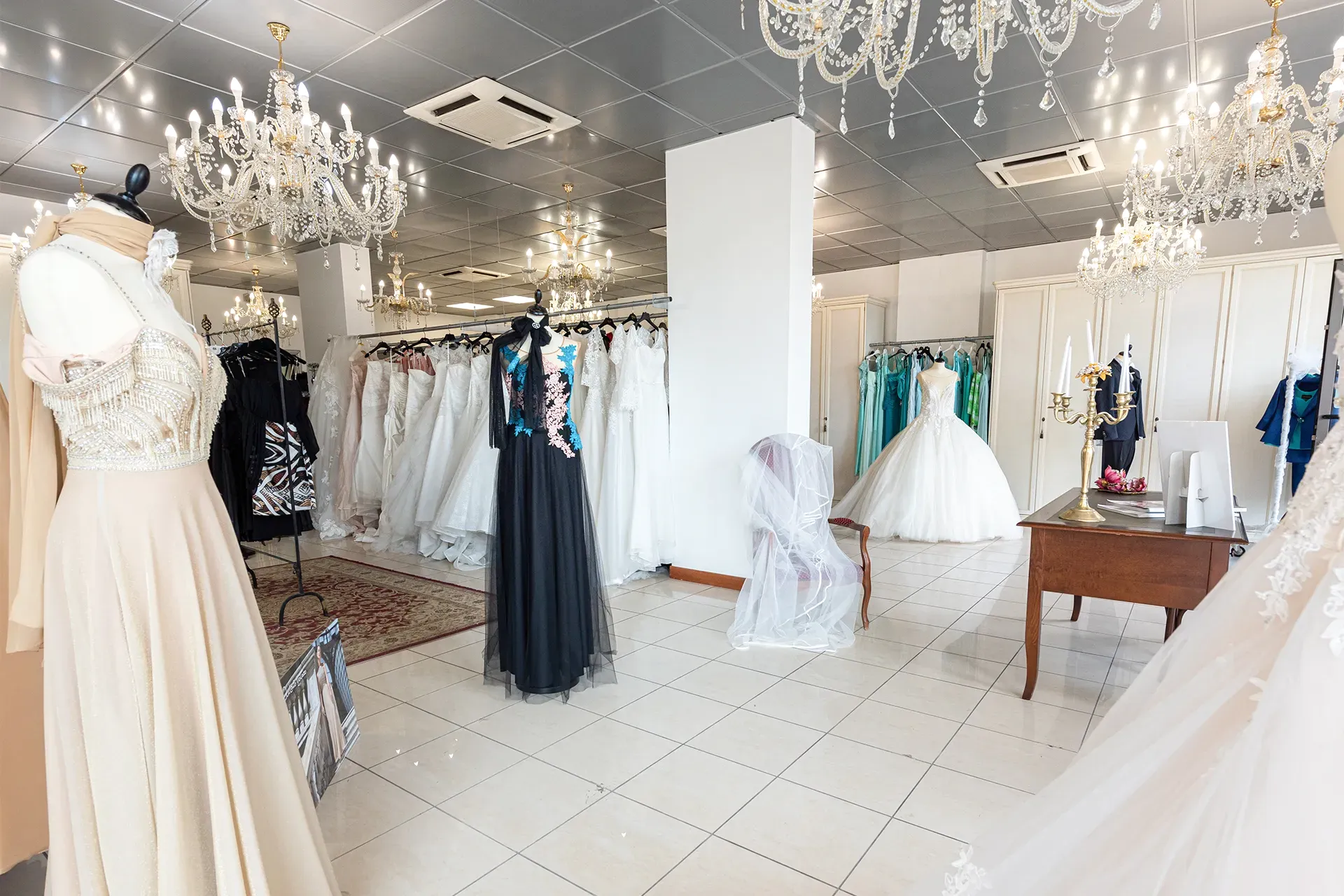 L'Atelier Sposi di Giò a Campofelice di Roccella vanta un’esperienza ventennale nel panorama della moda sposa, sposo e cerimonia.